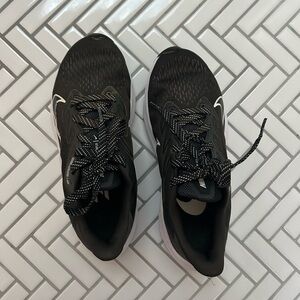 Nike Black and White Sneakers Aiz Zoom Women’s Size 5.5